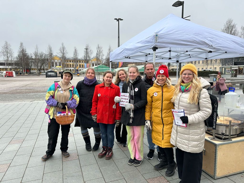 Kuvassa joukko vasemmistoliiton ehdokkaita ja kansanedustaja Laura Meriluoto seisovat Mikkelin torilla ja hymyilevät kameraan. Vieressä on lettupannu.